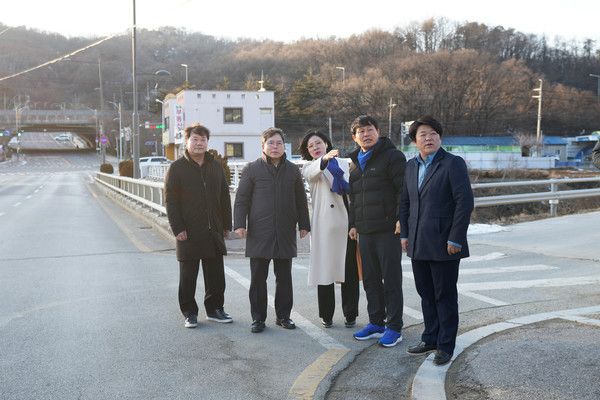 3일 하남시의회 천현동 유관단체장과 신년인사 앞서 금광연 의장 및 의원들 하산곡교 건널목 횡단보도 설치 요청 현장 방문 모습(사진제공=하남시의회)