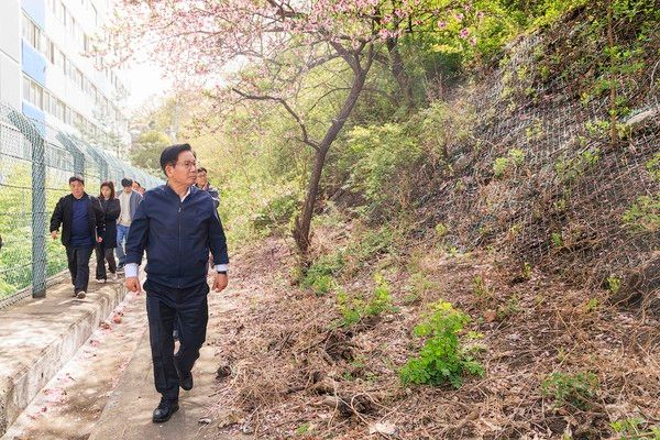 박강수 마포구청장 와우산 주변 주택인접 지역 점검 모습(사진제공=마포구청)