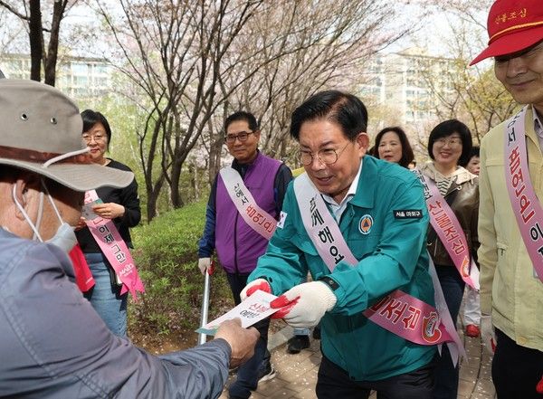 박강수 마포구청장 와우산 등산로에서 산불예방 홍보물 배포 모습(사진제공=마포구청)
