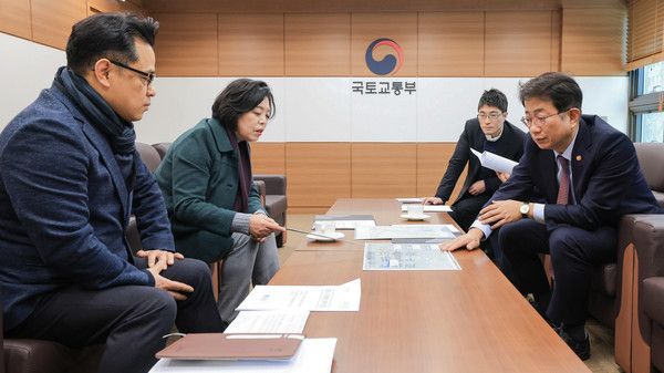 신계용 과천시장 박상우 국토교통부 장관과 철도사업과 관련한 현안 논의 모습(사진제공=과천시청)