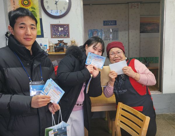 강진군 내돈내산 SNS 홍보 스티커 부착 지원 모습. /사진-강진군