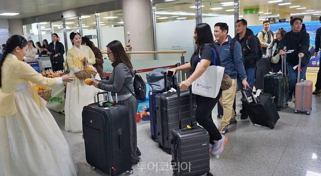 "제주에 온 것을 환영합니다." 제주와 필리핀 대표 여행업체들이 맺은 첫 전세기를 타고 필리핀 여행객들이 제주에 도착하자, 제주에서 이들을 환영하고 있다.