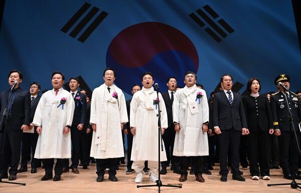 이철우 경북도지사 등 도청 간부들이 삼일절 기념식에서 애국가를 부르고 있다./사진-경북도