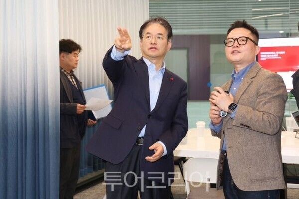 스타트업캠퍼스 디지털오픈랩에 방문해 AI 관련 시설을 둘러보고 있는 이동환 고양특례시장/투어코리아뉴스 정명달 기자
