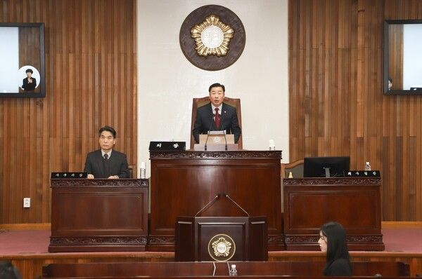 박두형 여주시의회 의장 제73회 임시회 진행 모습(사진제공=여주시의회)