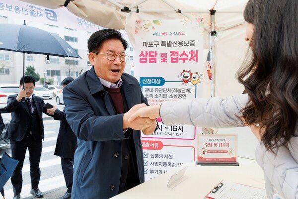 박강수 마포구청장 지난해 3월 특별신용보증 접수처 방문 모습(사진제공=마포구청)