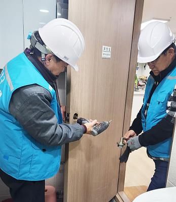 스피드 용반장 복지시설기동대 전담 인련 민원현장 방문 모습(사진제공=용산구청)