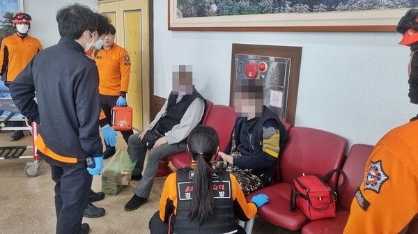 입실2리 이영훈 이장이 심폐소생술로 주민 생명을 구하고 소방구급대에 인계하고 있다./사진-경주시