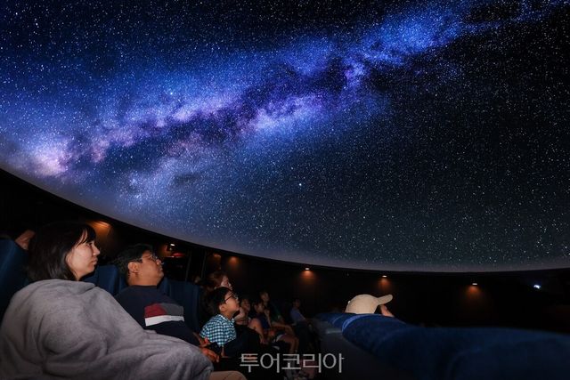 부천천문과학관의 천체투영관 상영프로그램을 시청하고 있는 모습/사진-부천시