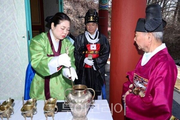 행주대첩제 초헌관으로 봉행한 이동환 고양시장(가운데)/투어코리아뉴스 정명달 기자