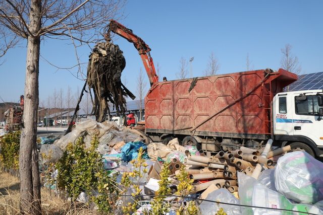17일 태안읍 태안종합운동장 인근에서 진행된&nbsp;‘2025년 제1차 숨은 자원 찾기’&nbsp;행사 모습/사진-태안군