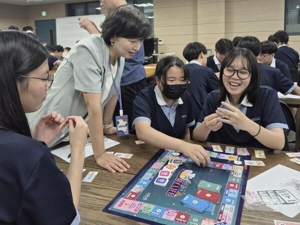지난해 서울디지텍고등학교에서 진행한 금융 리터러시 교육(사진제공=용산구청)