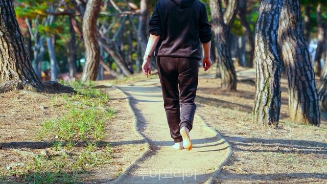 맨발로 맨발길을 걷고 있는 모습/사진-부천시