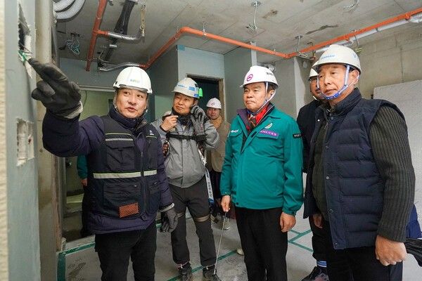 이필형 (우측 2번째)동대문구청장 건설 현장에서 해빙기 안전 점검 모습(사진제공=동대문구청)
