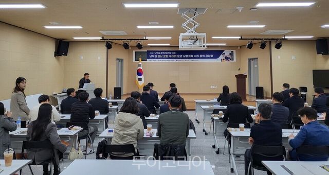 경남 남부권 지자체의 맞춤형 관광 활성화를 위해 마련한 ‘남부권 로컬 투어랩 권역별 공청회’가 17일 오후 2시 남해군 고현면에 위치한 대장경판각문화센터에서 열렸다./사진=경남도