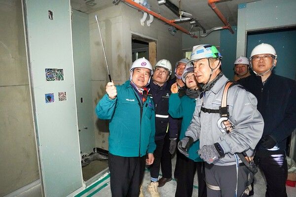 이필형(좌측 첫번재) 동대문구청장 건설 현장에서 해빙기 안전 점검 모습(사진제공=동대문구청)