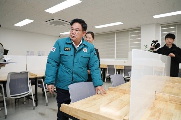 박강수 마포구청장 염리스테이스 현장 방문 점검 모습(사진제공=마포구청)