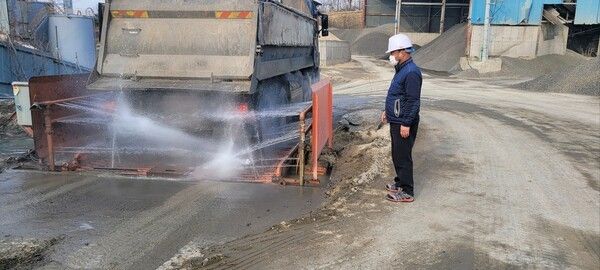 경주시가 비산먼지 발생사업장 특별 점검을 실시하고 있다./사진-경주시