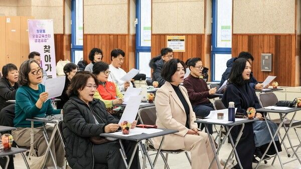 신계용 과천시장 원문동 문화교육센터 찾아가는 시장실 강좌체험 모습(사진제공=과천시청)