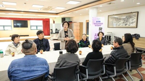 신계용 과천시장 문화교육센터 찾아가는 시장실 진행 모습(사진제공=과천시청)