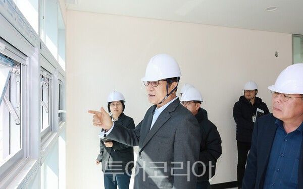 지난 17일 이상익 함평군수를 비롯해 서정진 한국농어촌공사 함평지사장, 장수복 추진위원장 및 지역 주민 등이 ‘달빛나눔관’ 건립 현장을 방문했다. /사진-함평군