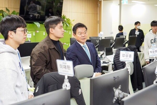 청년취업 사관학교 동대문캠퍼스를 방문한 이필형 구청장 (사진제공=동대문구청)