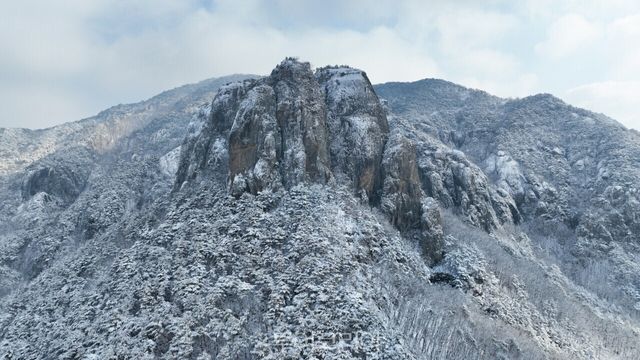 3월 봄꽃 대신 새하얀 눈꽃을 피운&nbsp;주왕산의 아름다운 설경이 이채롭다.&nbsp;/사진-청송군