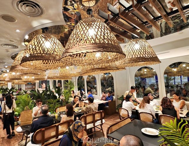 수리아 KLCC&nbsp;쇼핑몰 내에는 다양한 레스토랑과 커피, 디저트숍이 있다./사진-투어코리아