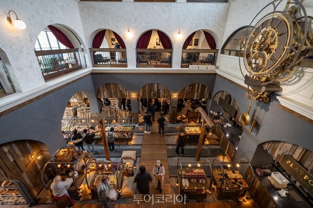 "1_익산역 구도심_새로운 바람에 활력이 돈다(라면과 탕수육 2)" "1_익산역 구도심_새로운 바람에 활력이 돈다(라면과 탕수육 1)" "1_익산역 구도심_새로운 바람에 활력이 돈다(금종제과)" "1_익산역 구도심_새로운 바람에 활력이 돈다(계화림)" "1_익산역 구도심_새로운 바람에 활력이 돈다(보글하우스 2)" "익산근대역사관 시민역사기록관" "1_익산역 구도심_새로운 바람에 활력이 돈다(보글하우스 1)" /사진-익산시