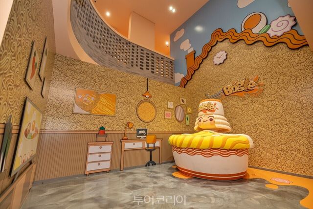 "1_익산역 구도심_새로운 바람에 활력이 돈다(라면과 탕수육 2)" "1_익산역 구도심_새로운 바람에 활력이 돈다(라면과 탕수육 1)" "1_익산역 구도심_새로운 바람에 활력이 돈다(금종제과)" "1_익산역 구도심_새로운 바람에 활력이 돈다(계화림)" "1_익산역 구도심_새로운 바람에 활력이 돈다(보글하우스 2)" "익산근대역사관 시민역사기록관" "1_익산역 구도심_새로운 바람에 활력이 돈다(보글하우스 1)" /사진-익산시