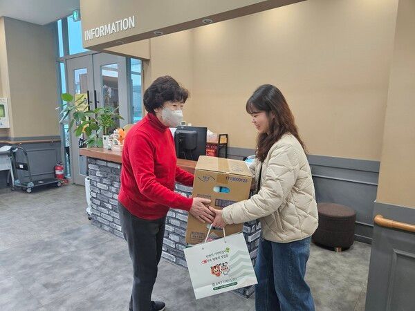 조호물품 전달 모습(사진제공=송파구청)