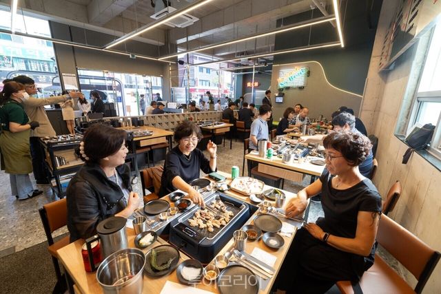 "1_익산역 구도심_새로운 바람에 활력이 돈다(라면과 탕수육 2)" "1_익산역 구도심_새로운 바람에 활력이 돈다(라면과 탕수육 1)" "1_익산역 구도심_새로운 바람에 활력이 돈다(금종제과)" "1_익산역 구도심_새로운 바람에 활력이 돈다(계화림)" "1_익산역 구도심_새로운 바람에 활력이 돈다(보글하우스 2)" "익산근대역사관 시민역사기록관" "1_익산역 구도심_새로운 바람에 활력이 돈다(보글하우스 1)" /사진-익산시