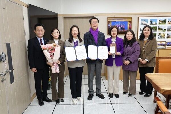 신안군은 19일 희망2025나눔캠페인 모금액이 전년도 대비 149% 증가한 총 7억907만원을 모금해 우수 지자체로 선정, 전남 사회복지공동모금회로부터 감사장을 전달받았다. /사진-신안군