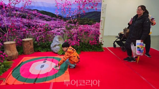 엄마와 함께 박람회장을 찾은 어린이가 신발던지기 게임을 즐기고 있다.&nbsp; 점수에 따라 선물을 제공한다./사진=유경훈 기자
