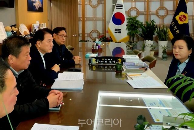 지난 18일 도의회 부의장실에서 정윤경 부의장, 1기 신도시 상인회와 정담회 개최