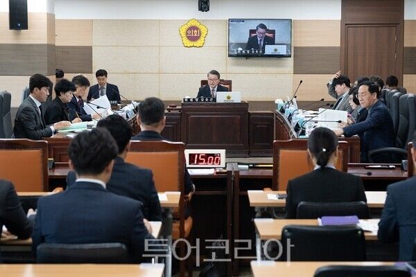 인천광역시의회 인사간담특별위원회는 20일 오후 의회 운영특별위원회 회의실에서 김성훈 인천환경공단 이사장 내정자에 대한 인사간담회를 열고 있다.