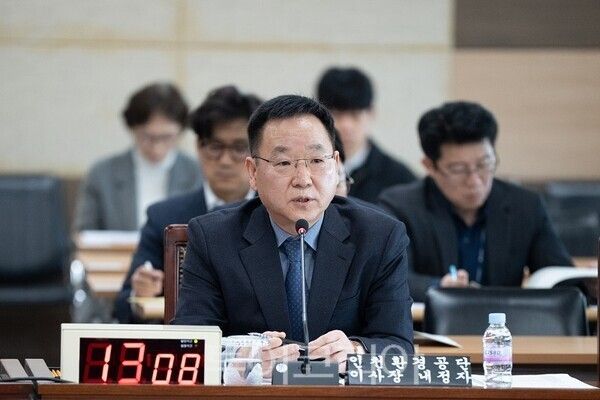 인천광역시의회 인사간담특별위원회가 20일 오후 의회 운영특별위원회 회의실에서 개최한 인사간담회에서 김성훈 인천환경공단 이사장 내정자가 질의에 대한 답변을 하고 있다.