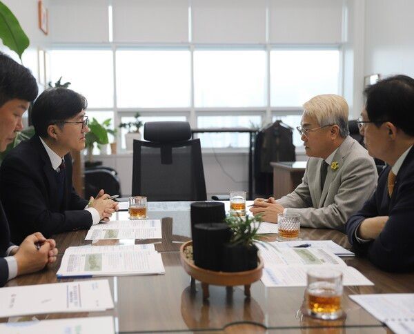 김하수 청도군수(오른쪽에서 두번째)가&nbsp; 행안부 정영준 기획조정실장을 만나 지역 현안사업을 설명하고 있다./사진-청도군