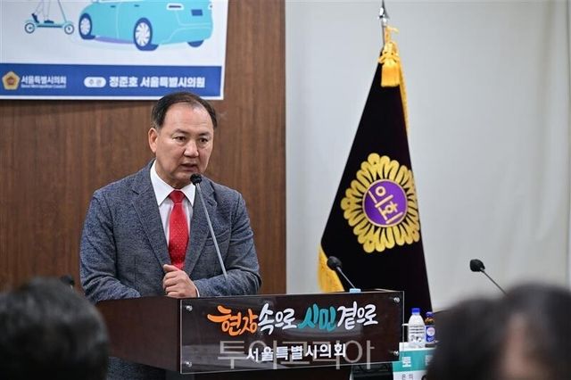 이병윤 서울시의회 교통위원장이 지난 20일 오전 서울시의회 회의실에서 열린 ‘무인자율주행 상용화 시대, 서울시 역할과 과제’ 토론회에 참석해 축사하고 있다./사진=서울시의회