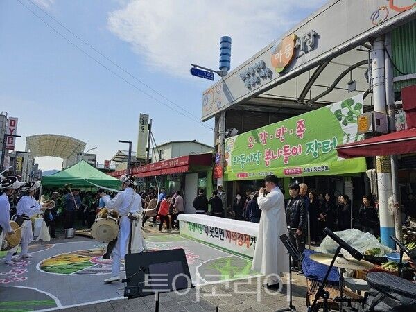 오감만족 하동시장 봄나들이 장터 모습. /사진-하동군