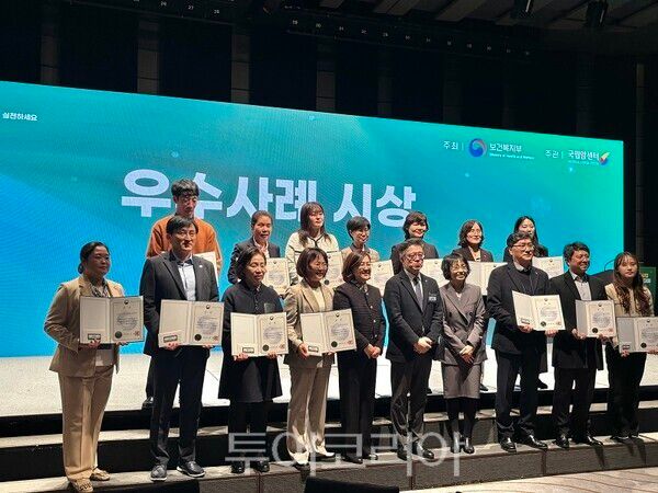 인천시가 보건복지부 주관으로 3월 21일 서울 웨스턴조선호텔 그랜드볼룸에서 개최된 ‘제18회 암 예방의 날’ 기념식 및 국가암관리사업 우수사례 경진대회에서 인천의 3개 기관이 뛰어난 성과를 인정받아 각각 대상, 우수상, 장려상을 수상하하고 있다.