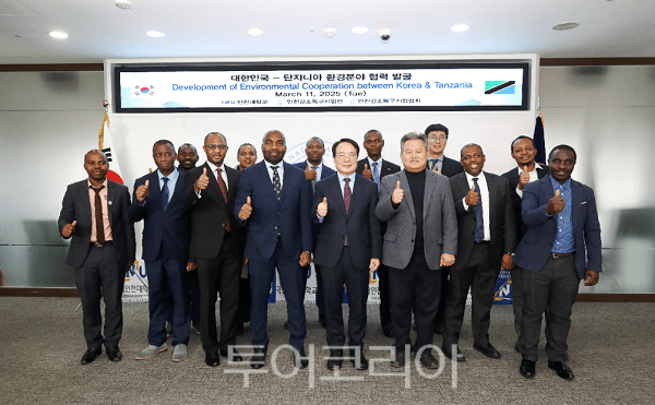 지난 11일 국립 인천대학교 인천강소연구개발특구사업단을 방문하고 있다.