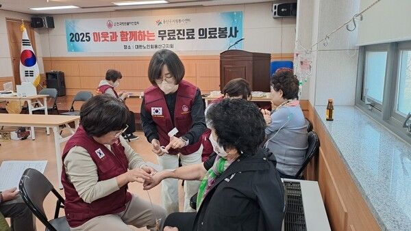 대한노인회 용산구지회 강당에서 실시된 무료 진료 봉사 (사진제공=용산구청)