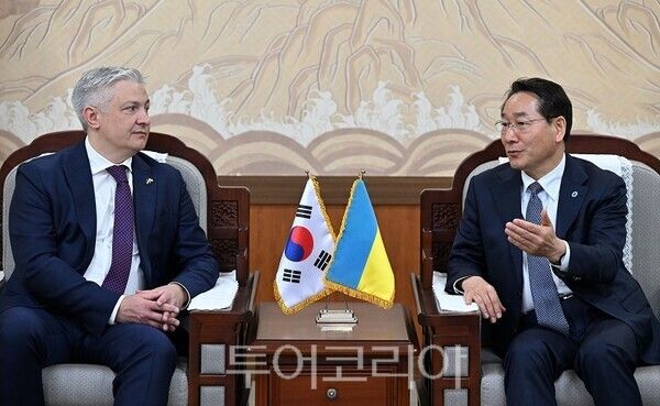 유정복 인천광역시장이 24일 시청 접견실에서 드미트로 포노마렌코(Dmytro Ponomarenko) 주한 우크라이나 대사와 우크라이나 경제사절단을 접견하고 협력 방안을 논의하고 있다.