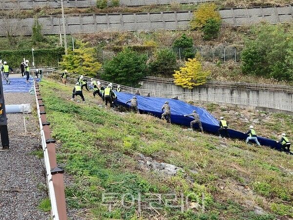 지난 10월 ‘재난대응 안전한국훈련’에서 저수지 사고 상황을 가정하고 민관군 합동 훈련을 추진했다. /사진-한국농어촌공사