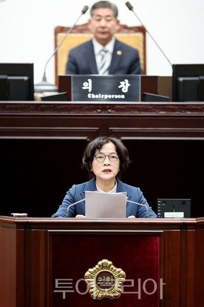 인천광역시의회 신영희 의원이 24일 열린 ‘제301회 인천시의회 임시회’ 제2차 본회의 시정질문에서 인천시 농수산물의 온라인 유통 실태를 점검하고, 경쟁력 강화 및 지역경제 활성화를 위한 인천만의 전략 필요성을 강조하고 있다.