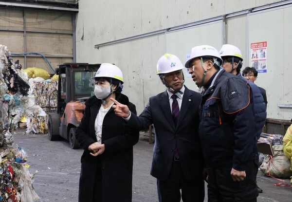 용산구의회 복지도시위원회 김송환 위원장, 이미재 용산구의원 재활용 선별장 방문 모습(사진제공=용산구의회)
