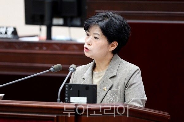 인천광역시의회 유승분 의원이 24일 열린 ‘제301회 인천시의회 임시회’ 제2차 본회의에서 연수구 원도심의 노후 공동주택 정비와 관련해 ‘노후계획도시 정비 및 지원에 관한 특별법’과 ‘미래도시펀드’를 인천시가 효과적으로 연계·활용할 수 있는 전략을 마련하고 있는지 유정복 인천시장에게 시정질문을 하고 있다.