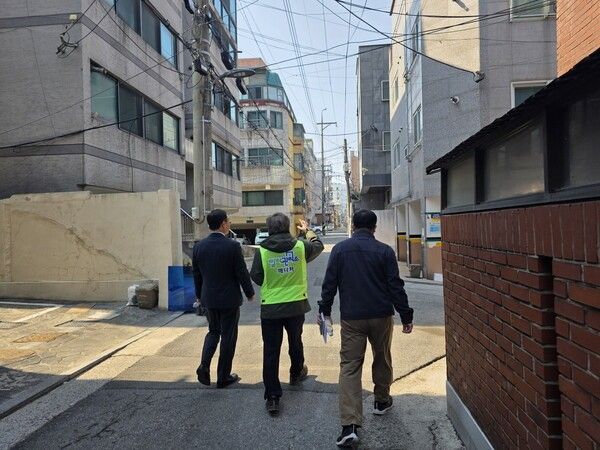 빌라관리사무소 사업 벤치마킹을 위해 강북구를 방문한 시흥시 관계자들이 번1동 빌라관리사무소 매니저와 함께 현장 방문 모습(사진제공=강북구청)