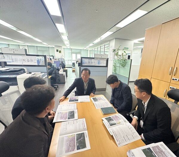 박현국 봉화군수(가운데)가 환경부를 방문해 국비지원을 건의하고 있다./사진-봉화군